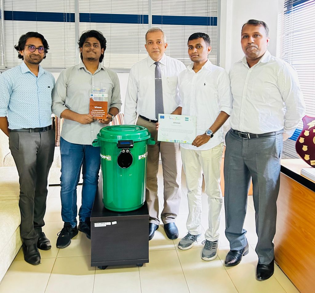 Dr. Dhammika Weerathunga (far-left), Rukshika Fernando (second from the left), Prof. Upul Subasinghe Deen of the FAS (middle), Thisal Vitharana (second from the right) and Mr. Dhanushka Dharmasiri (far-right) with the invention.